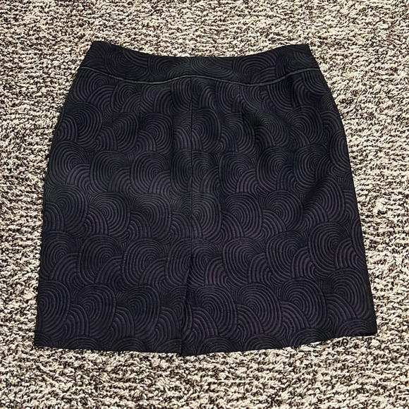 Ann Taylor 4P black and purple skirt. Fun textured circular design. Never worn. - Picture 2 of 10